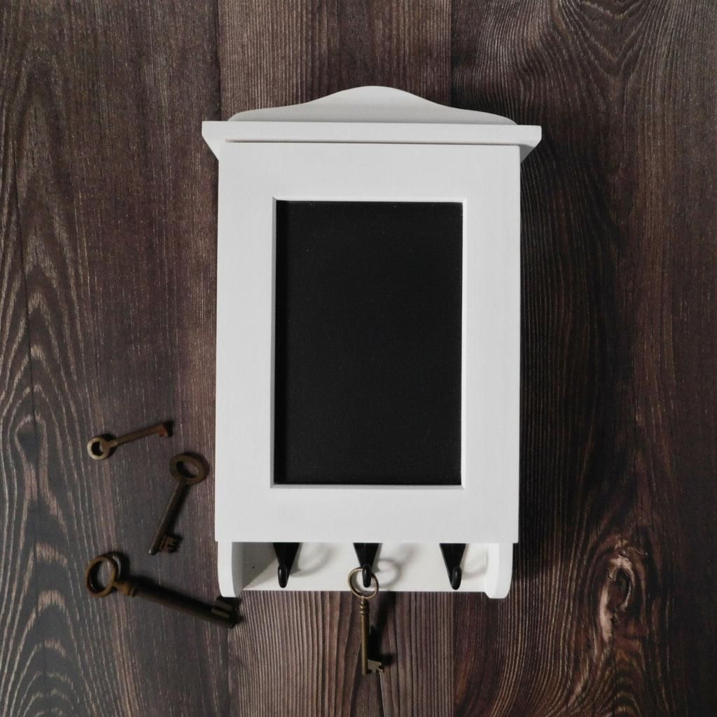 Fa kulcstartó szekrény, írható