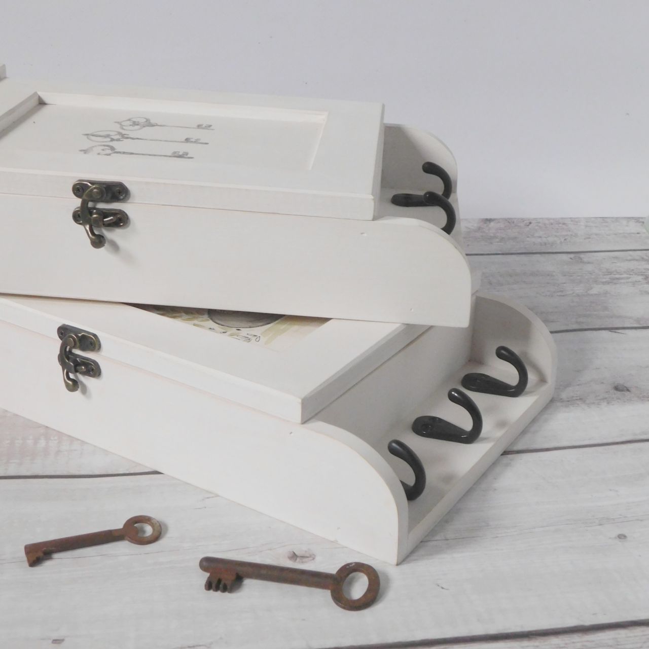 Cicás fa kulcstartó szekrény Cicás fa kulcstartó szekrény