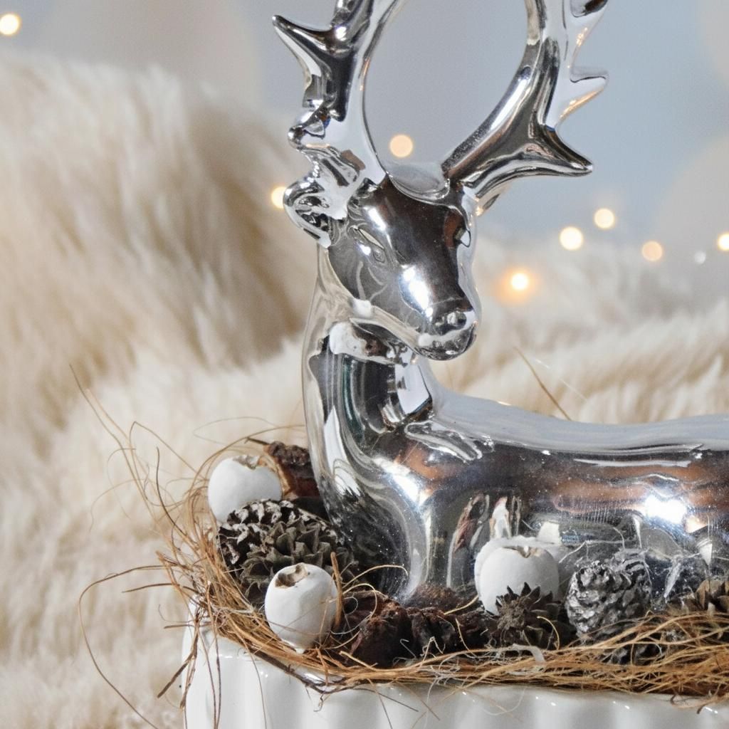 Karácsonyi asztaldísz – ezüst szarvas fehér kerámia kaspóban Karácsonyi asztaldísz – ezüst szarvas fehér kerámia kaspóban