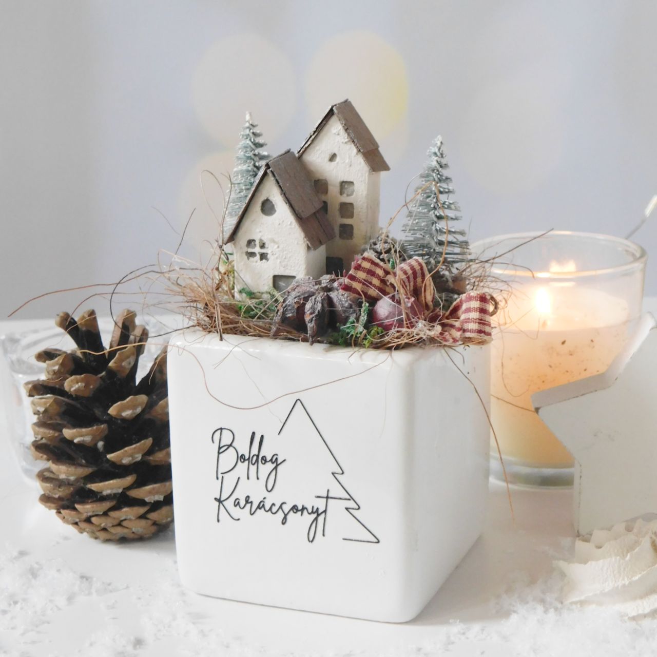Karácsonyi asztaldísz – fehér kocka kaspó két apró házikóval