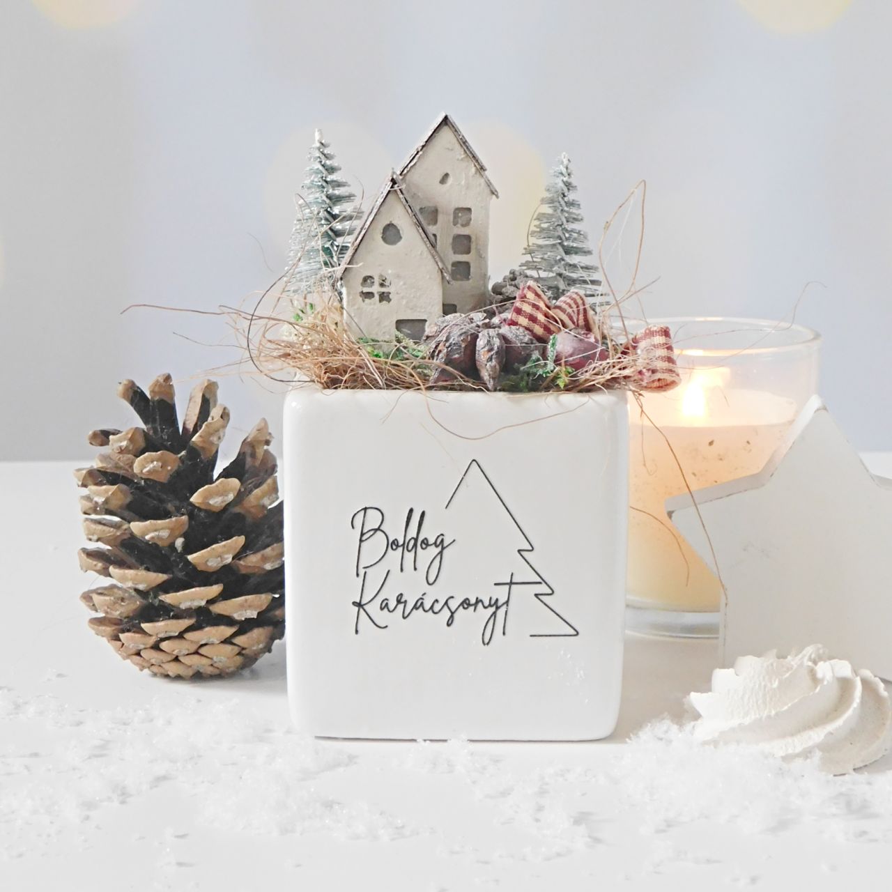 Karácsonyi asztaldísz – fehér kocka kaspó két apró házikóval