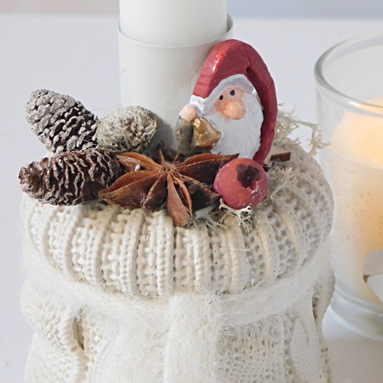 Kötött hatású karácsonyi dekoráció – manóval és gyertyával Kötött hatású karácsonyi dekoráció – manóval és gyertyával