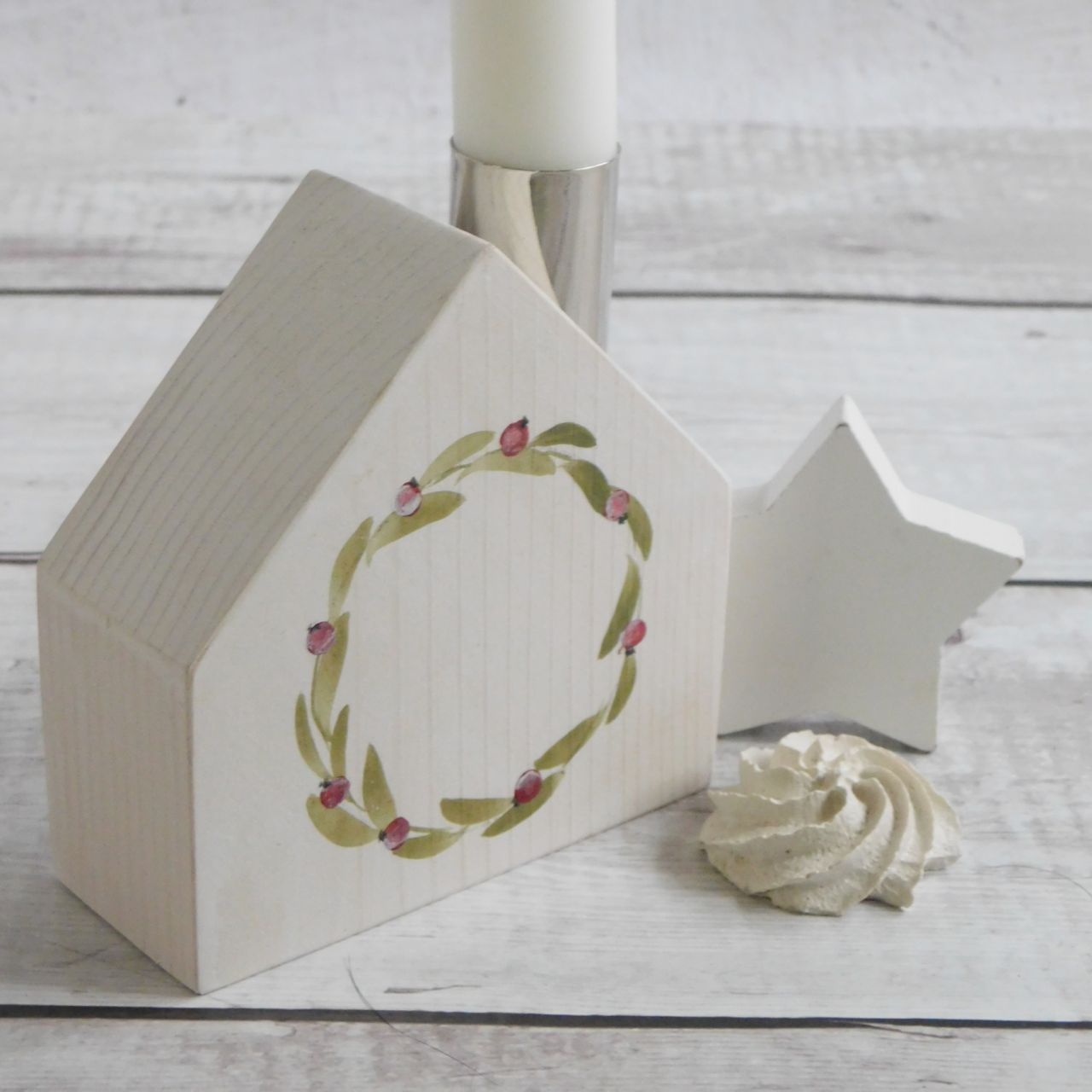 Karácsonyi KisHáz - házikó kézzel festett koszorúval